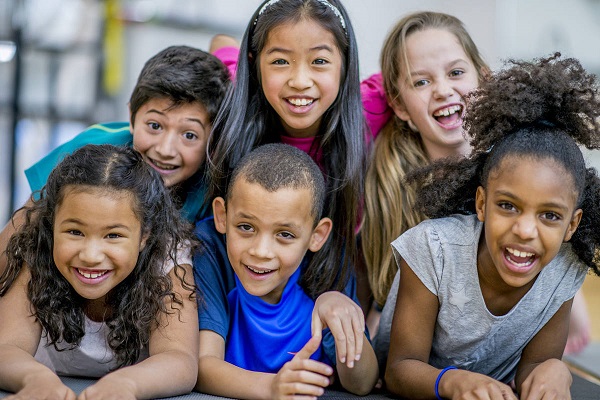 6 smiling children of different ethnicities